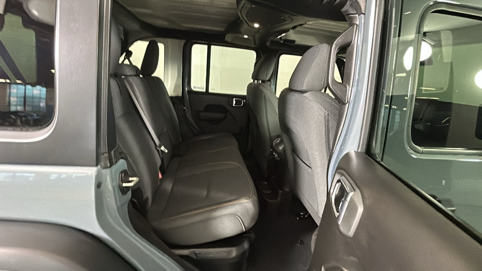 Used 2024 Jeep Wrangler Unlimited AWD/4WD image 32