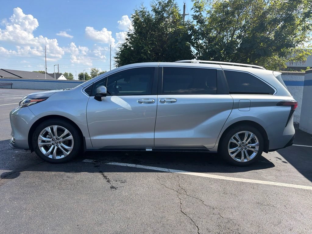 Used 2024 Toyota Sienna Platinum FWD image 2