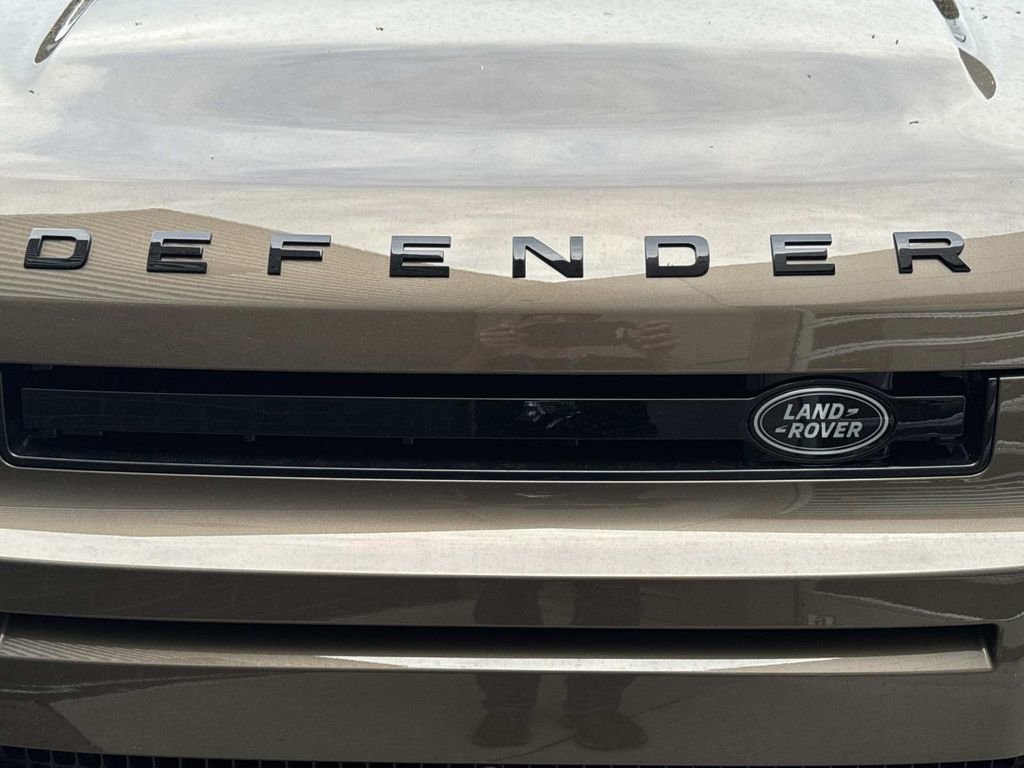 New 2026 Land Rover Defender 110 X-Dynamic SE image 10
