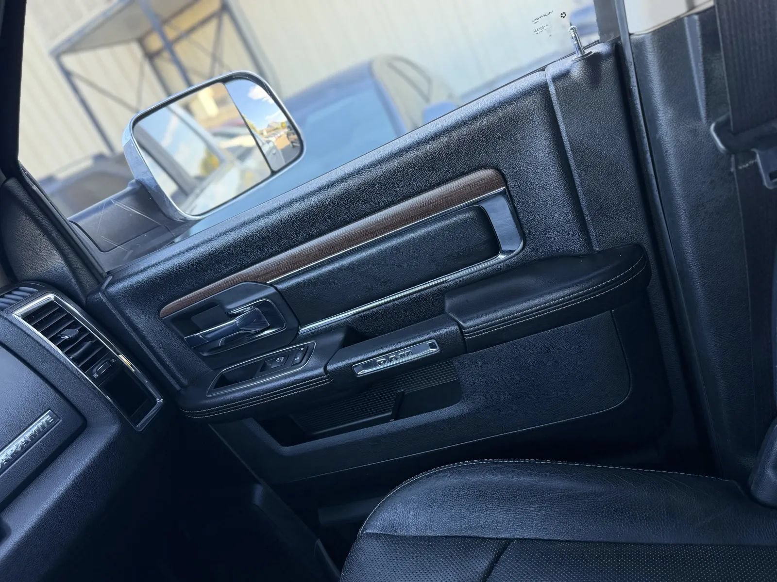 Used 2017 RAM 1500 Laramie AWD/4WD image 38