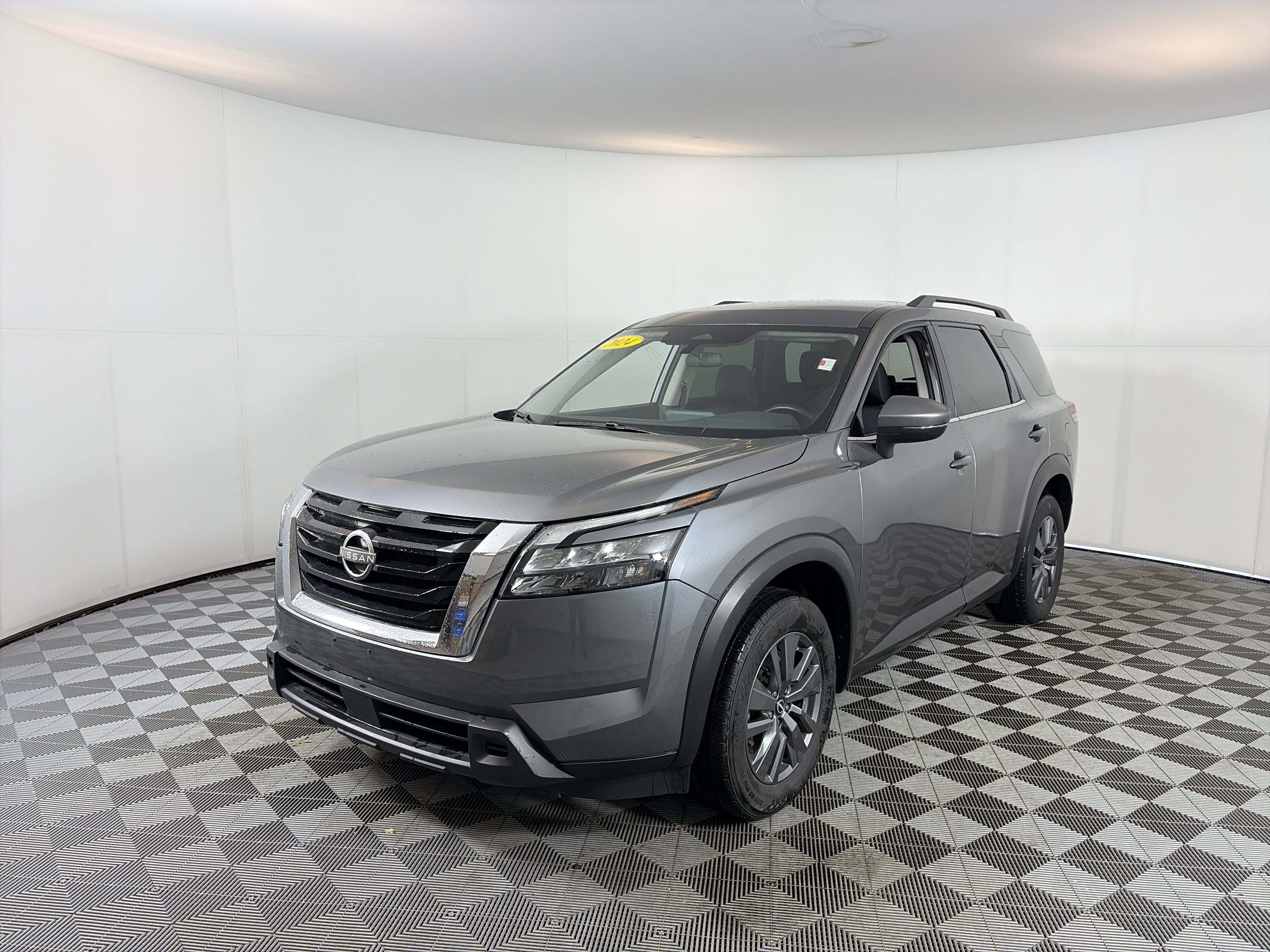 Used 2024 Nissan Pathfinder SV image 2