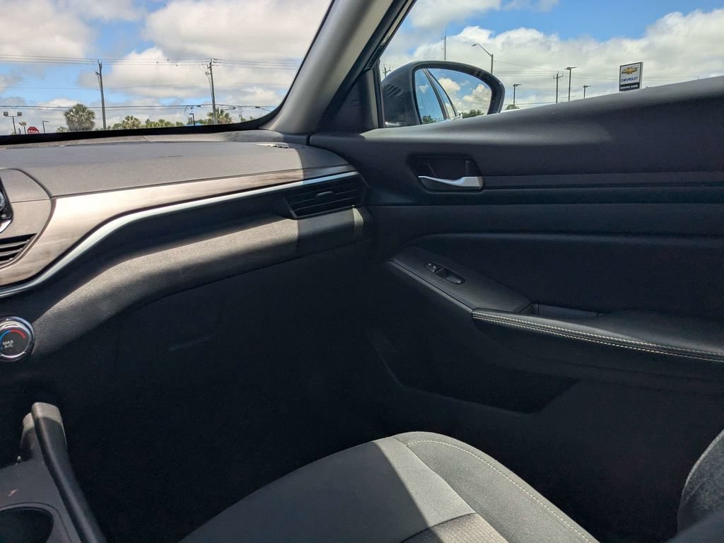 Used 2025 Nissan Altima 2.5 SV FWD image 15