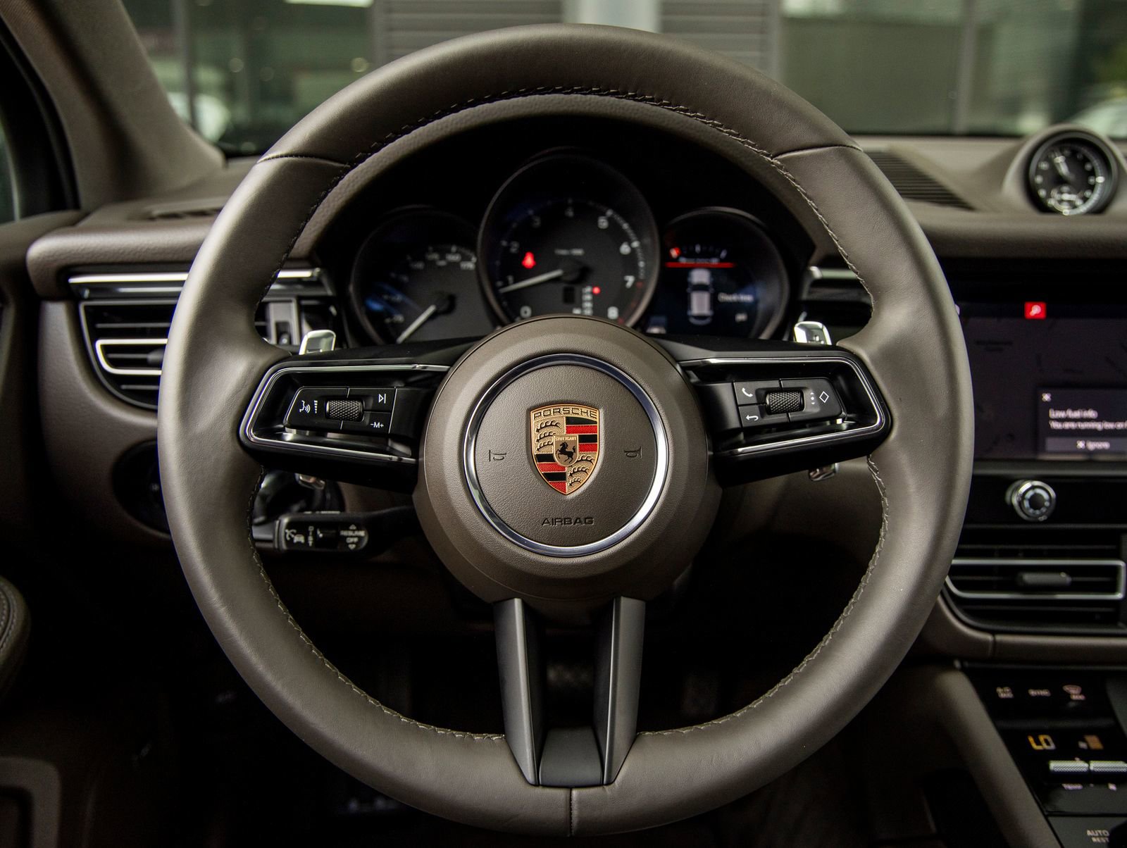 Certified 2025 Porsche Macan image 30