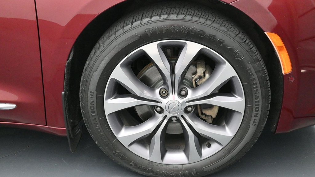 Used 2020 Chrysler Pacifica Limited w/ Tire & Wheel Group FWD image 17