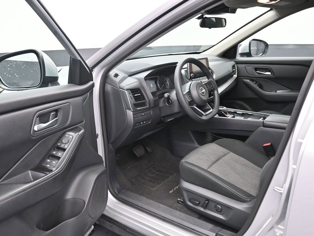 Used 2024 Nissan Rogue SV image 10