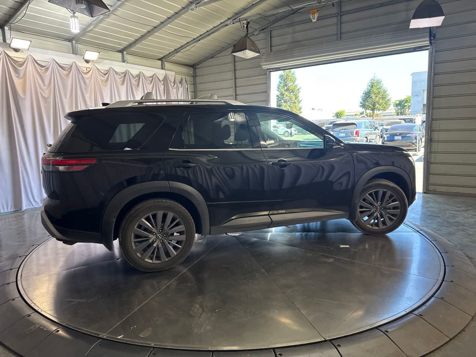 Used 2022 Nissan Pathfinder SL w/ SL Premium Package FWD image 4