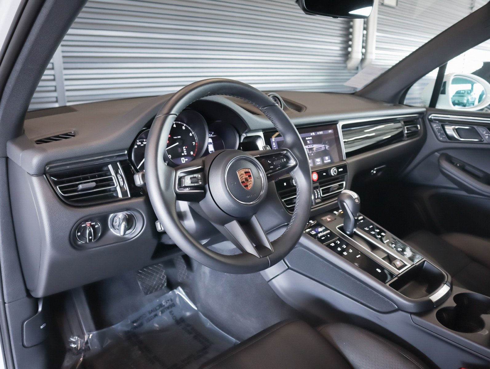 Used 2026 Porsche Macan AWD/4WD image 4