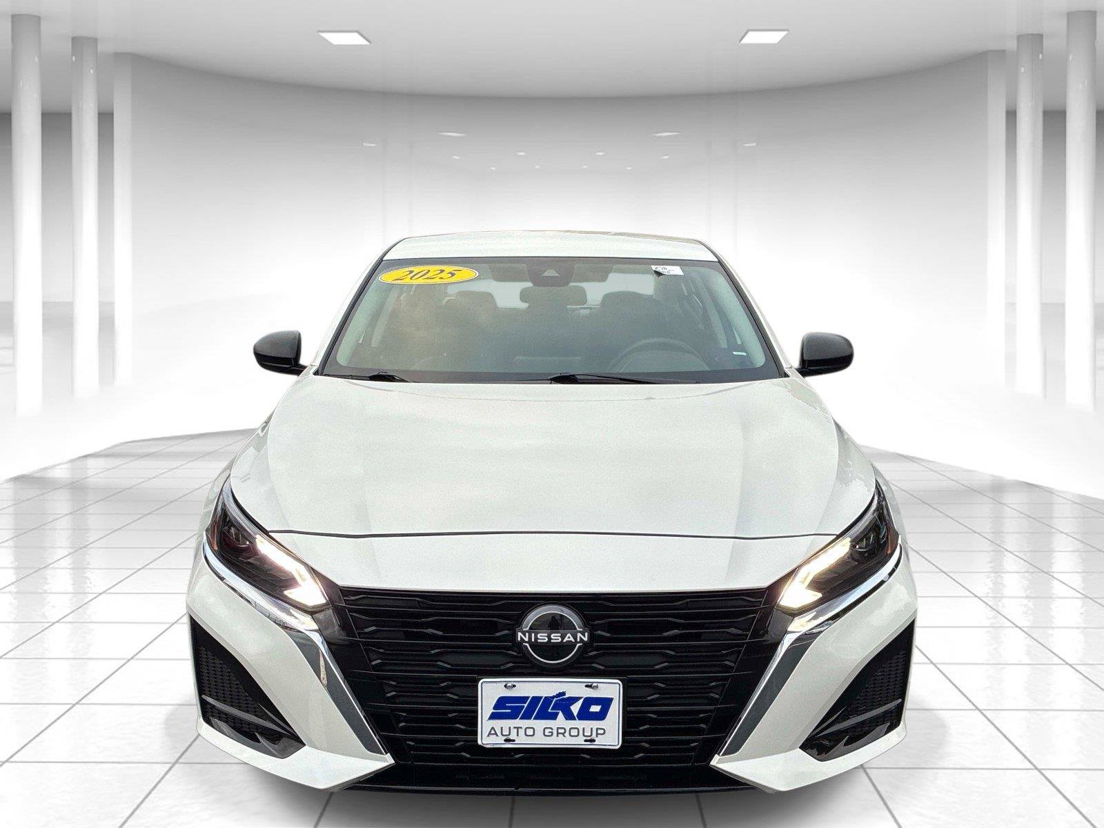 Used 2025 Nissan Altima 2.5 SV AWD/4WD image 2
