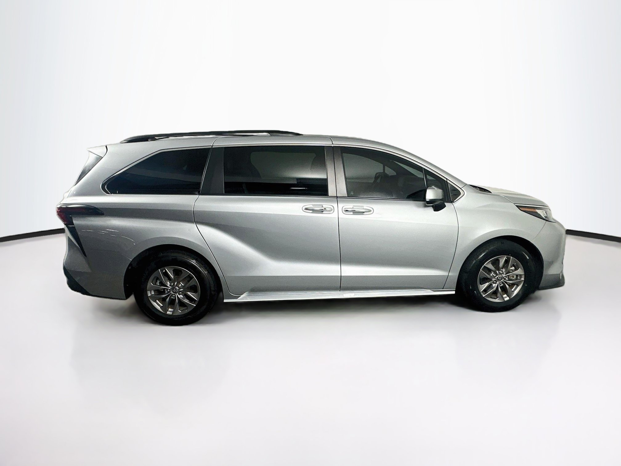 Used 2023 Toyota Sienna XLE FWD image 10