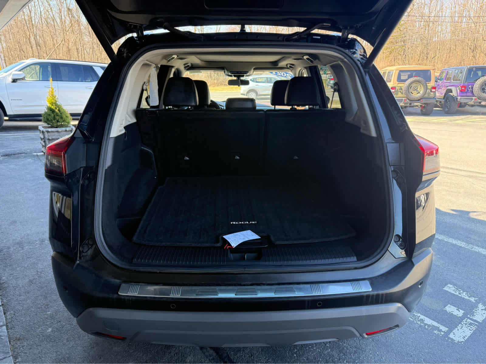 Used 2021 Nissan Rogue SV w/ Premium Package AWD/4WD image 16