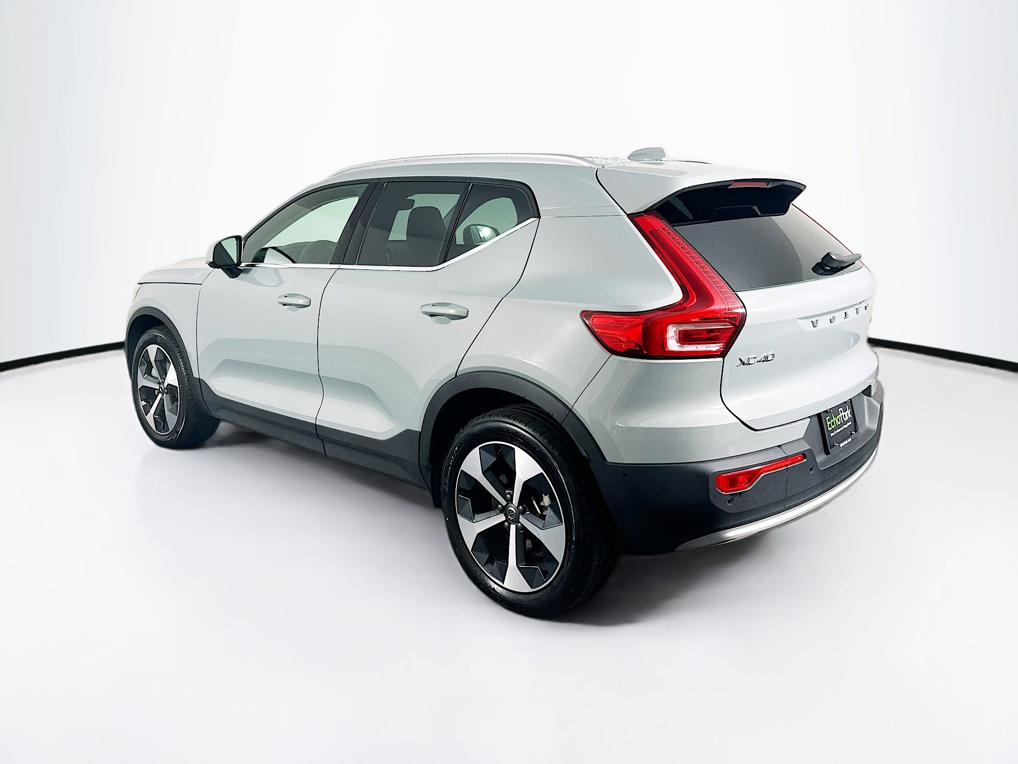 Used 2025 Volvo XC40 B5 Plus image 5
