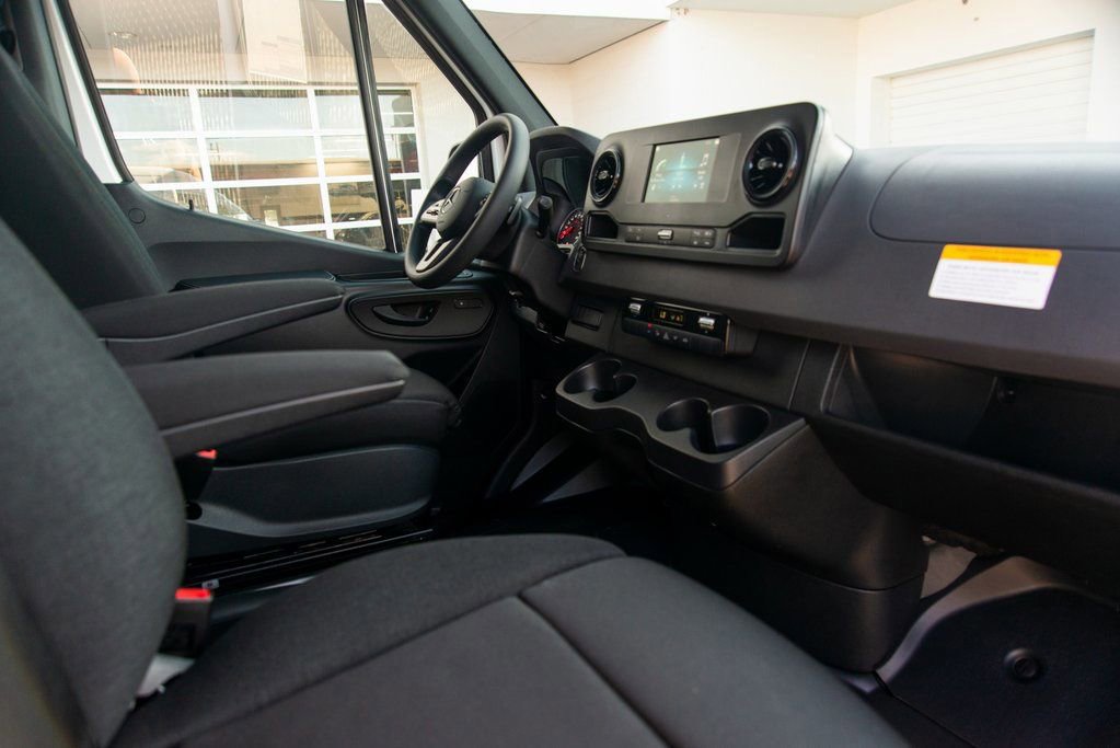 Used 2024 Mercedes-Benz Sprinter 2500 image 30