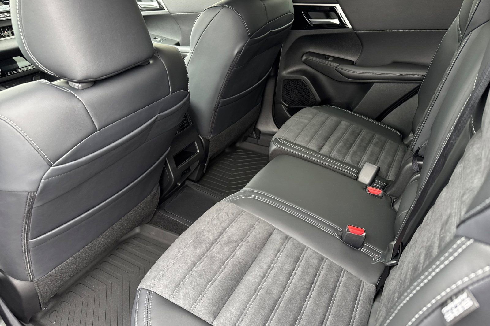 New 2025 Mitsubishi Outlander SE image 11