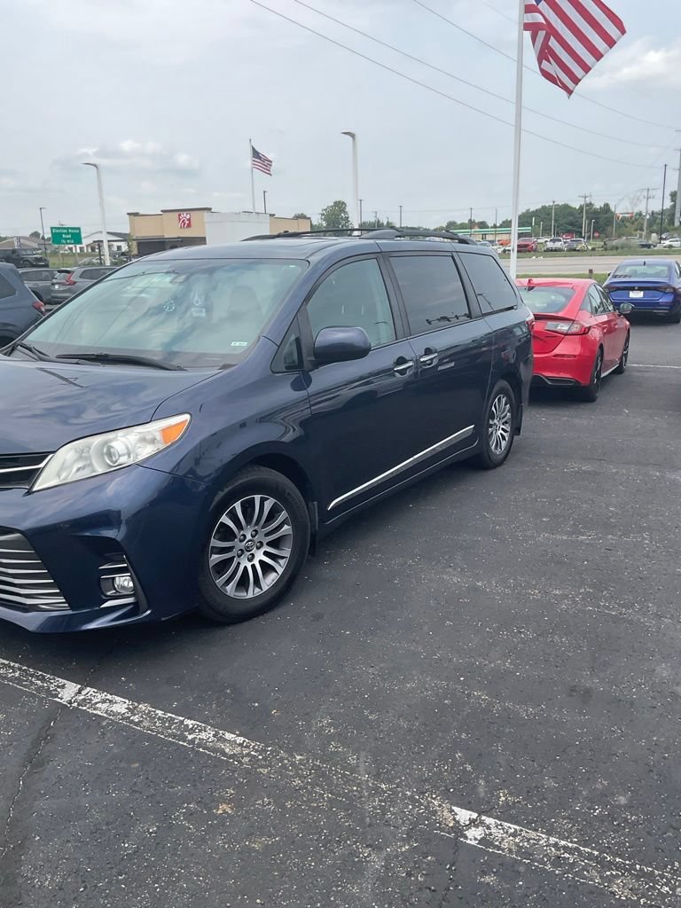 Used 2019 Toyota Sienna XLE w/ XLE Navigation Package FWD image 2