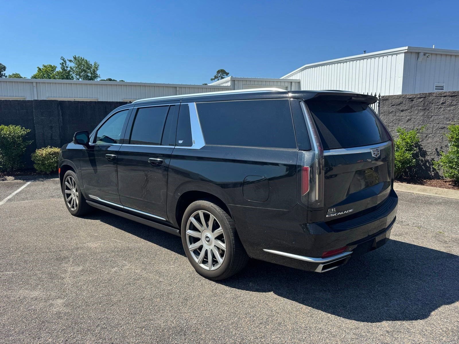 Certified 2023 Cadillac Escalade ESV Premium Luxury Platinum AWD/4WD image 3