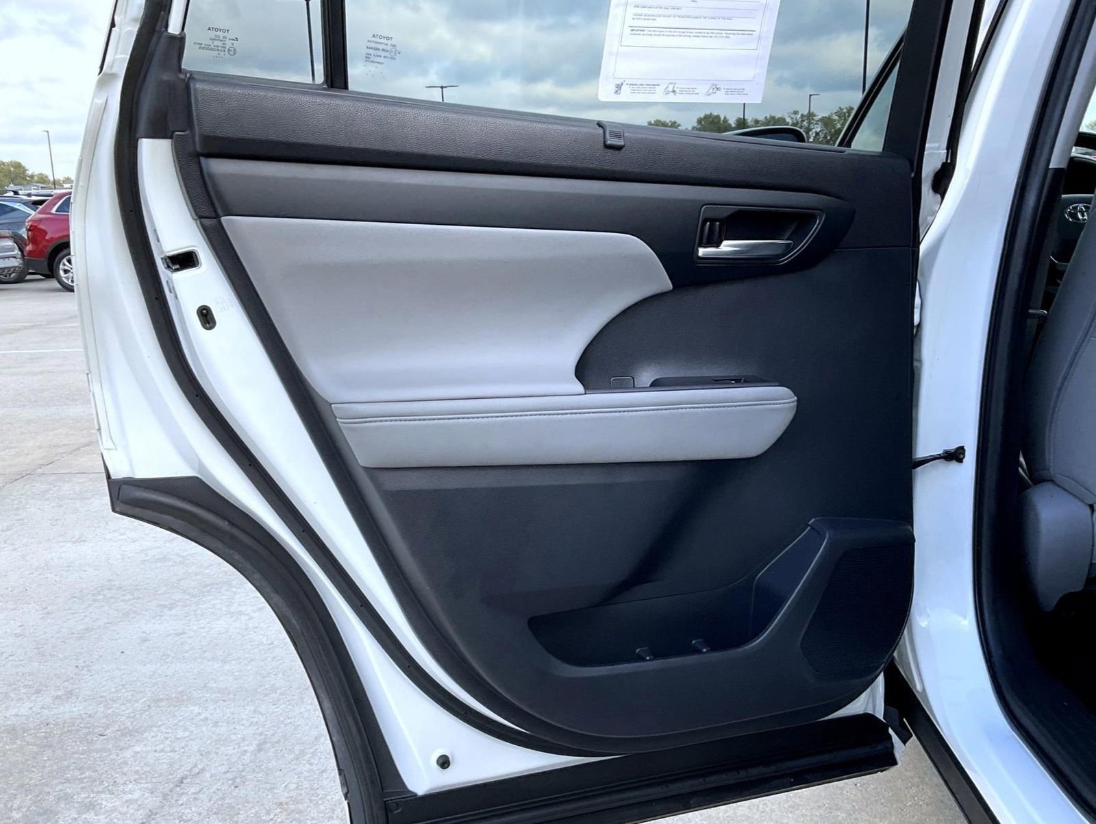 Used 2020 Toyota Highlander XLE image 11