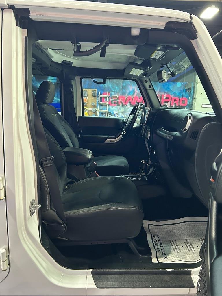 Used 2017 Jeep Wrangler Unlimited Sahara w/ Connectivity Group image 14