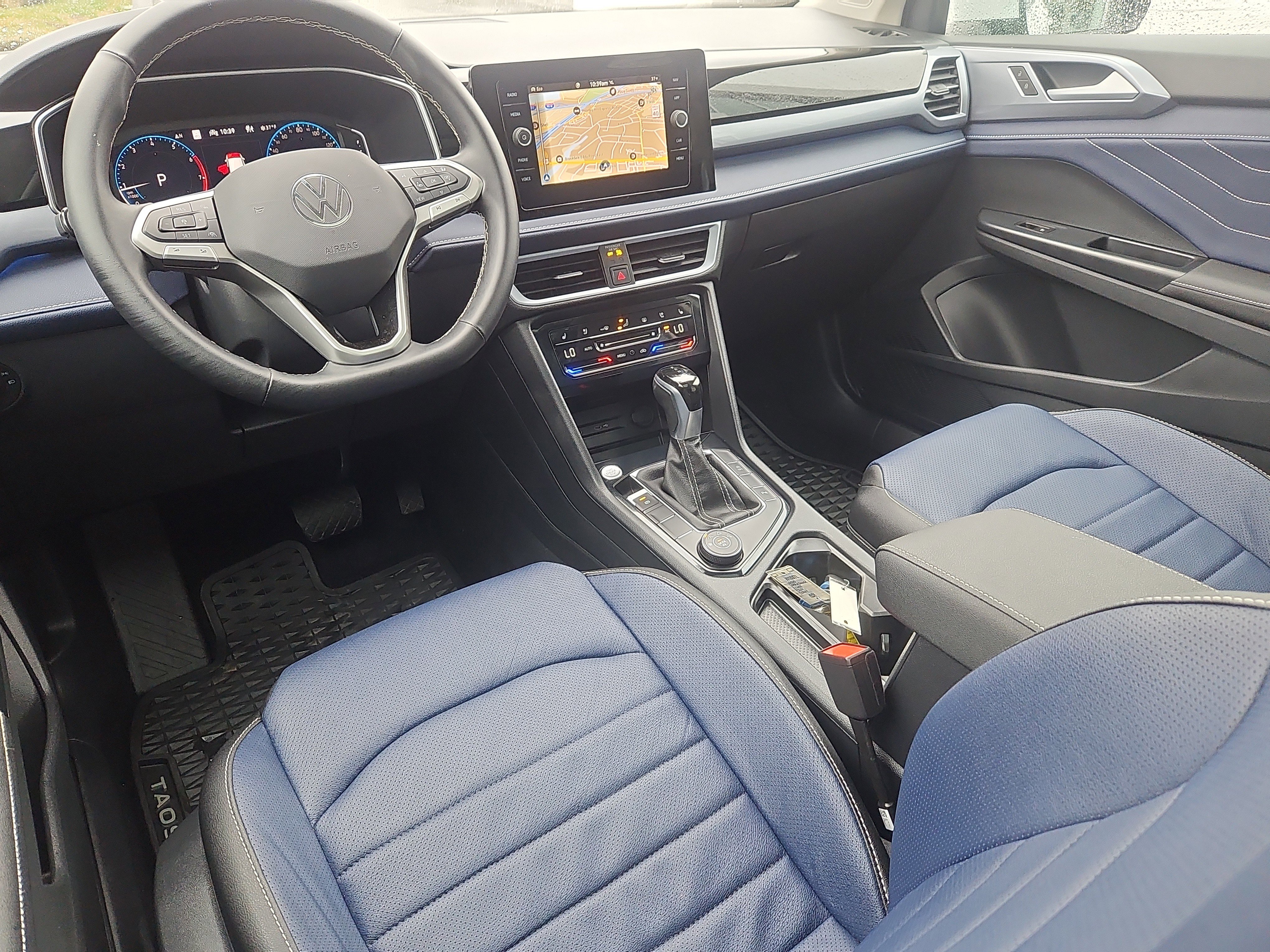 Used 2025 Volkswagen Taos SEL image 3