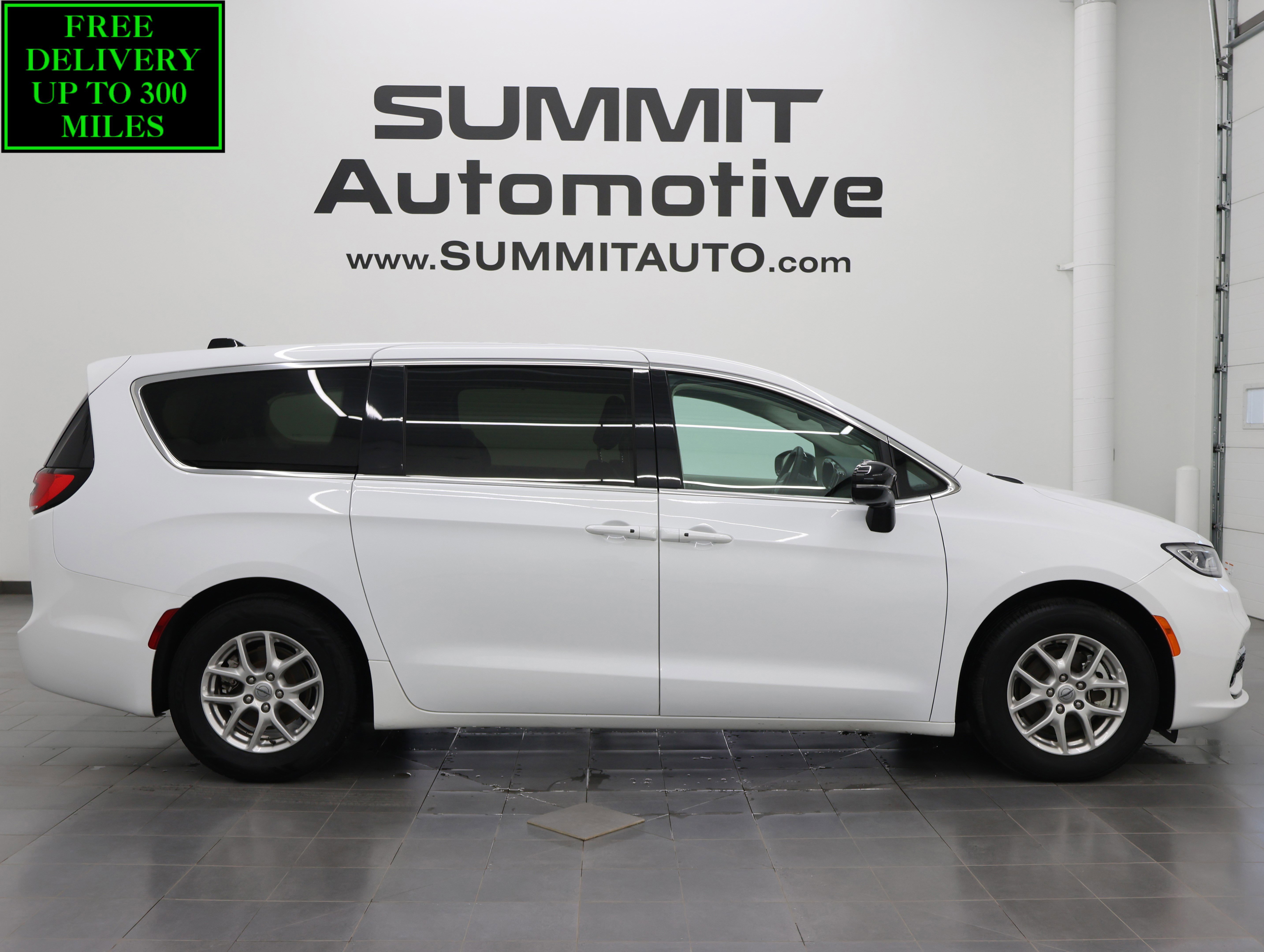 Used 2024 Chrysler Pacifica Touring-L image 1