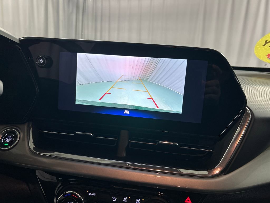 Used 2025 Chevrolet Trax LT w/ LT Convenience Package image 18