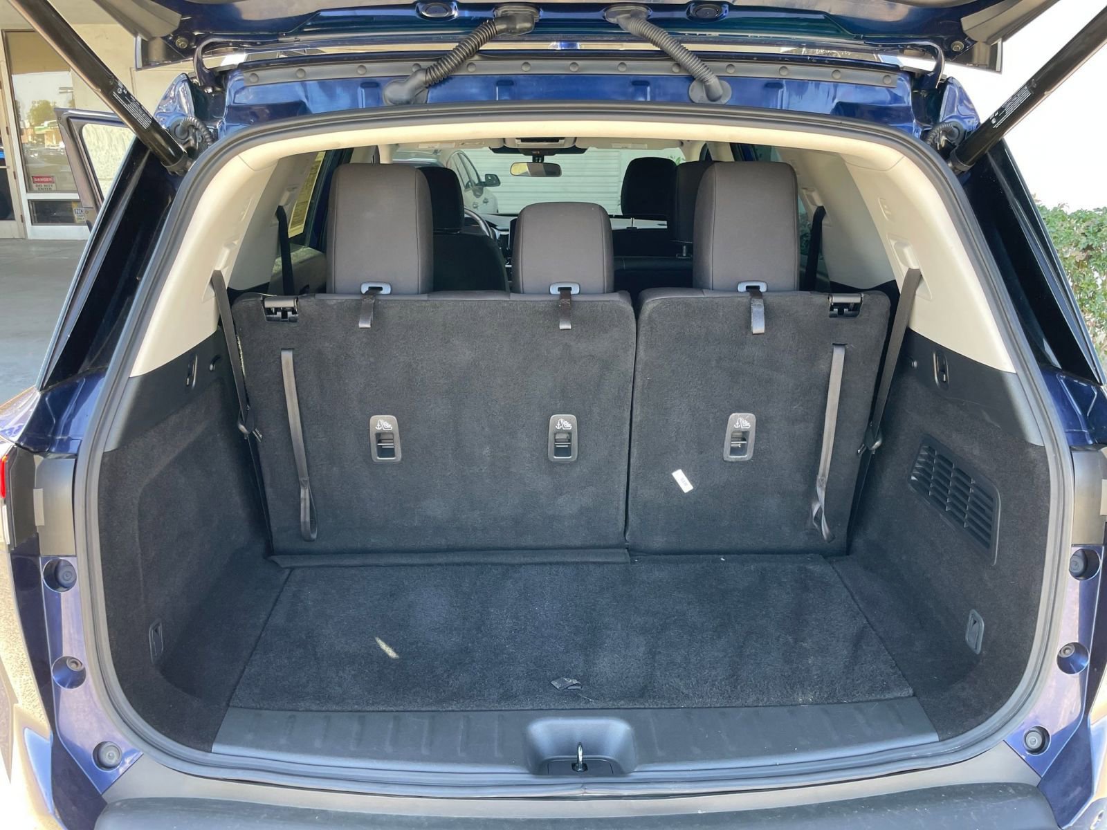 Used 2025 Nissan Pathfinder SV image 34