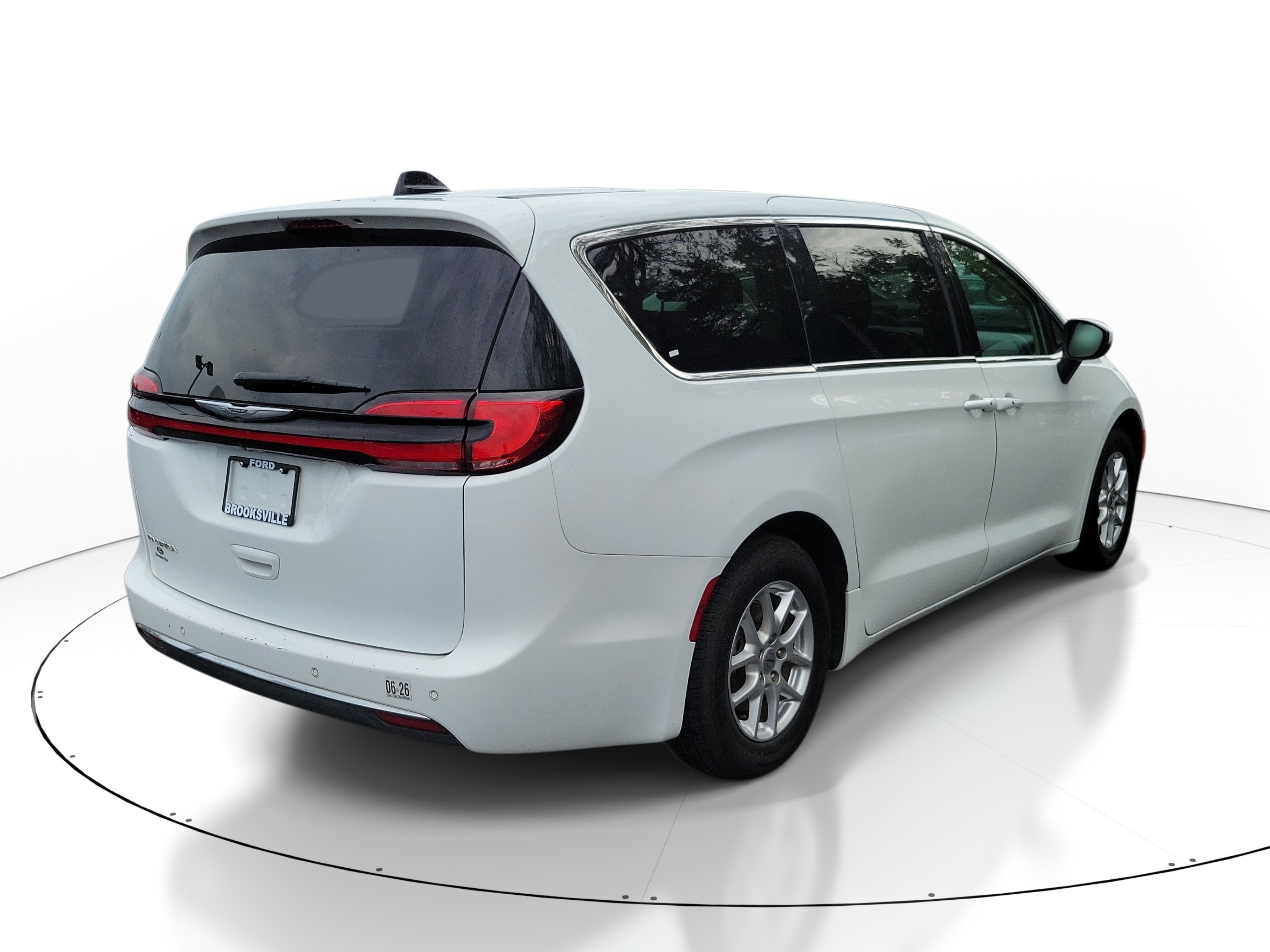 Used 2023 Chrysler Pacifica Touring-L FWD image 2