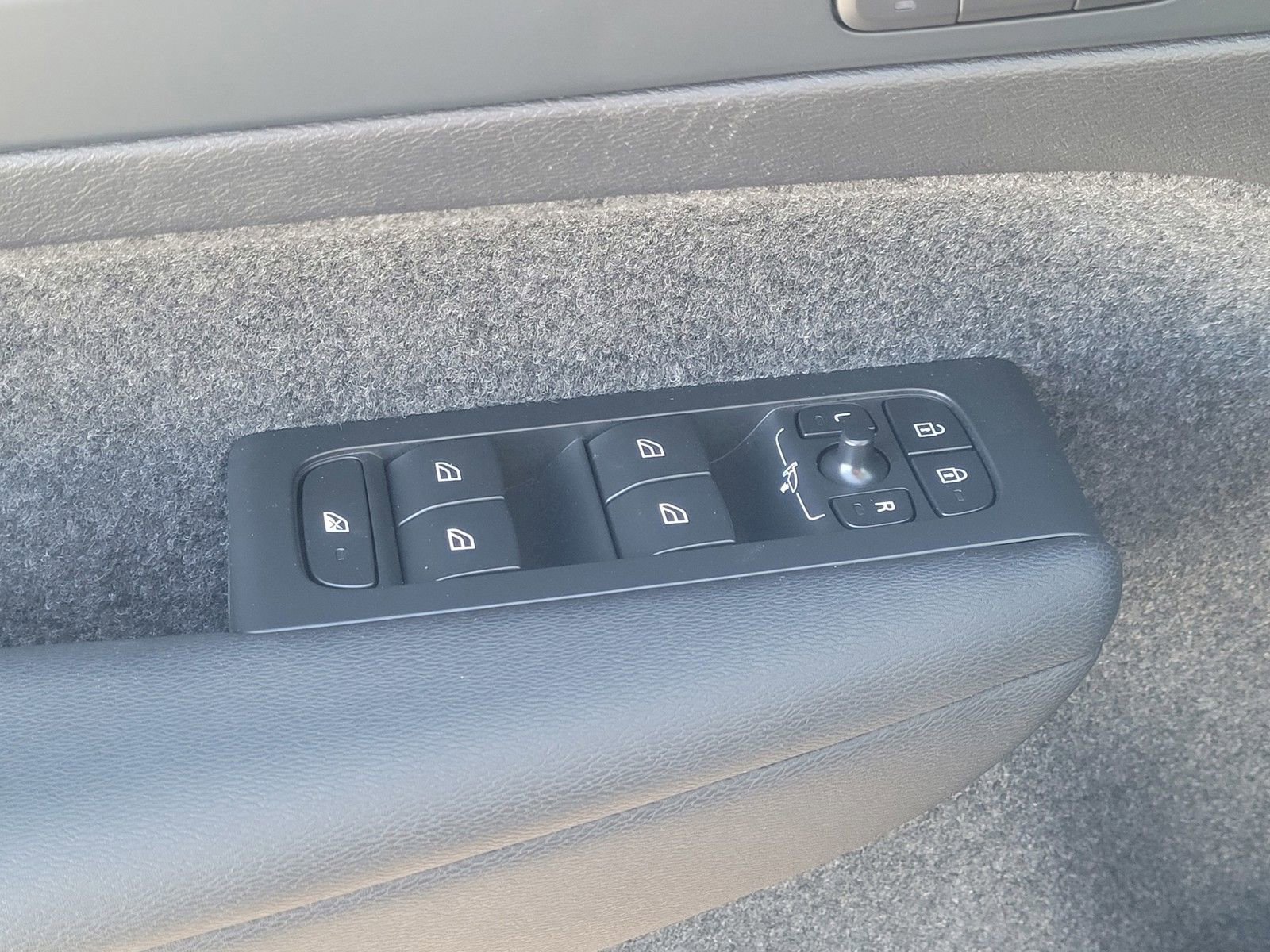 Certified 2023 Volvo XC40 B5 Plus w/ Protection Package Premier image 16