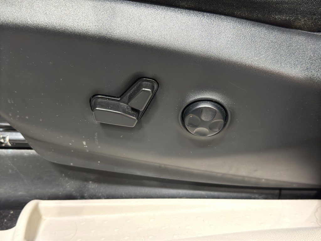 Used 2024 Chrysler Pacifica Touring-L image 19