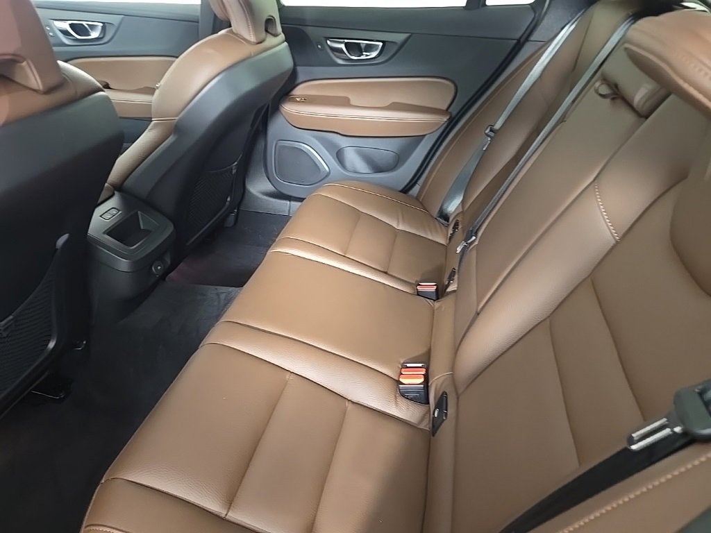 Certified 2025 Volvo V60 B5 Cross Country Plus image 13