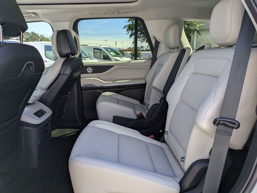Certified 2026 Lincoln Navigator Reserve AWD/4WD image 16