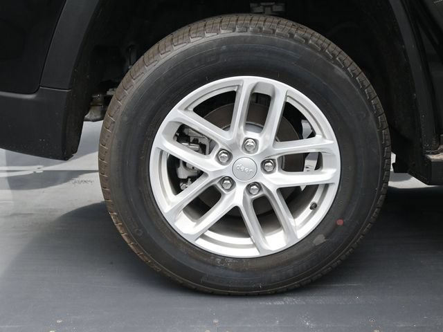 Used 2024 Jeep Grand Cherokee Laredo X AWD/4WD image 30