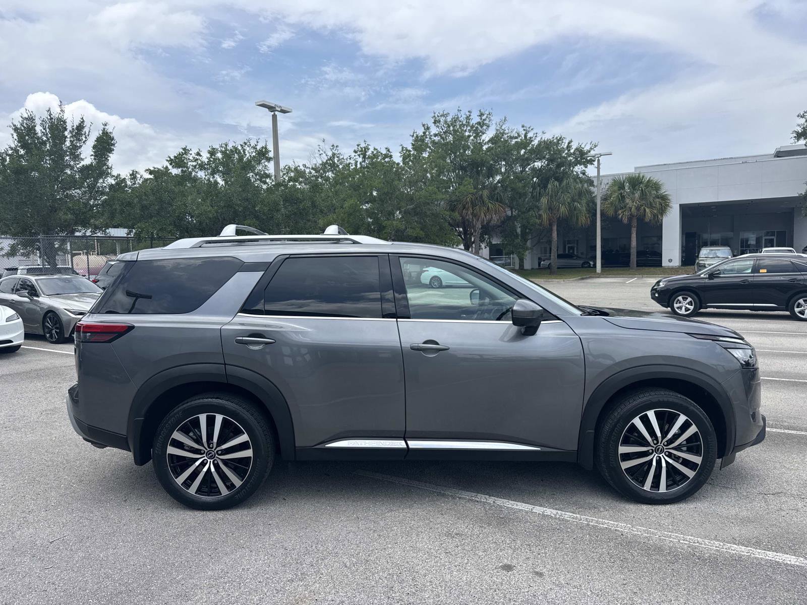 Used 2025 Nissan Pathfinder Platinum AWD/4WD image 2