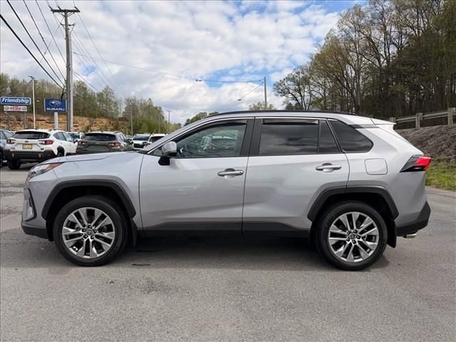 Used 2022 Toyota RAV4 XLE Premium AWD/4WD image 4