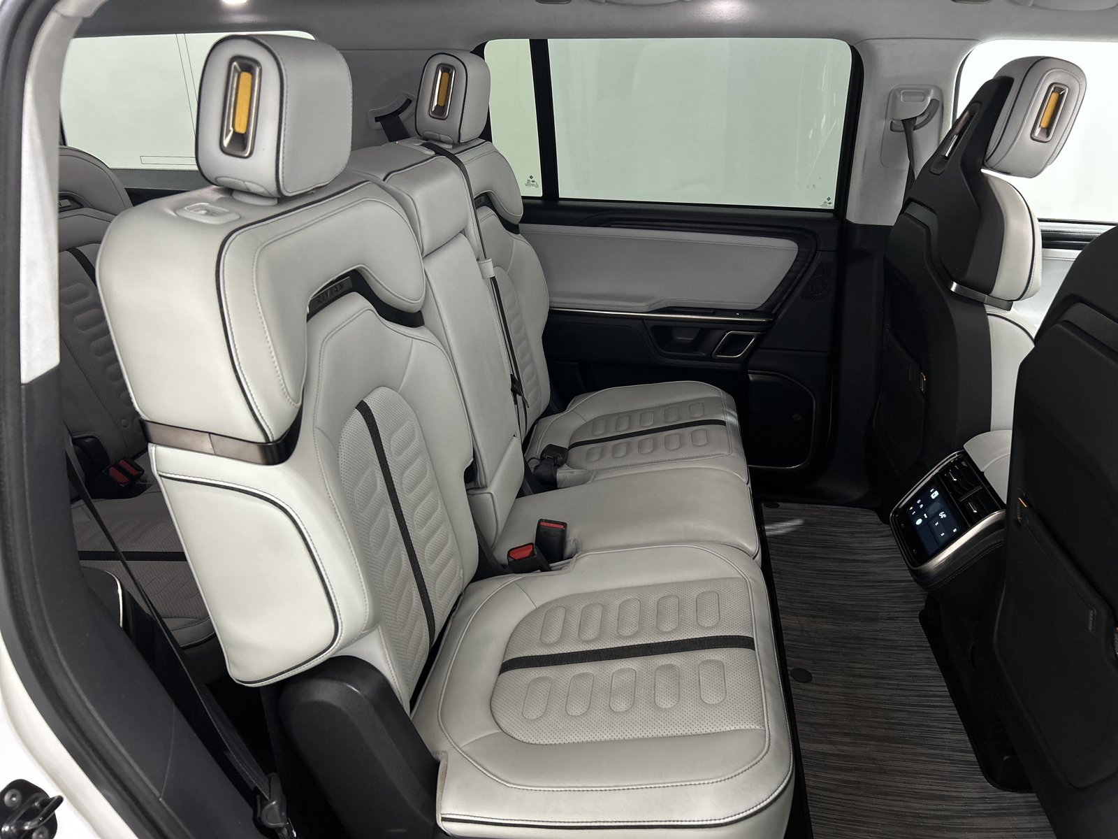 Used 2024 Rivian R1S Adventure AWD/4WD image 23