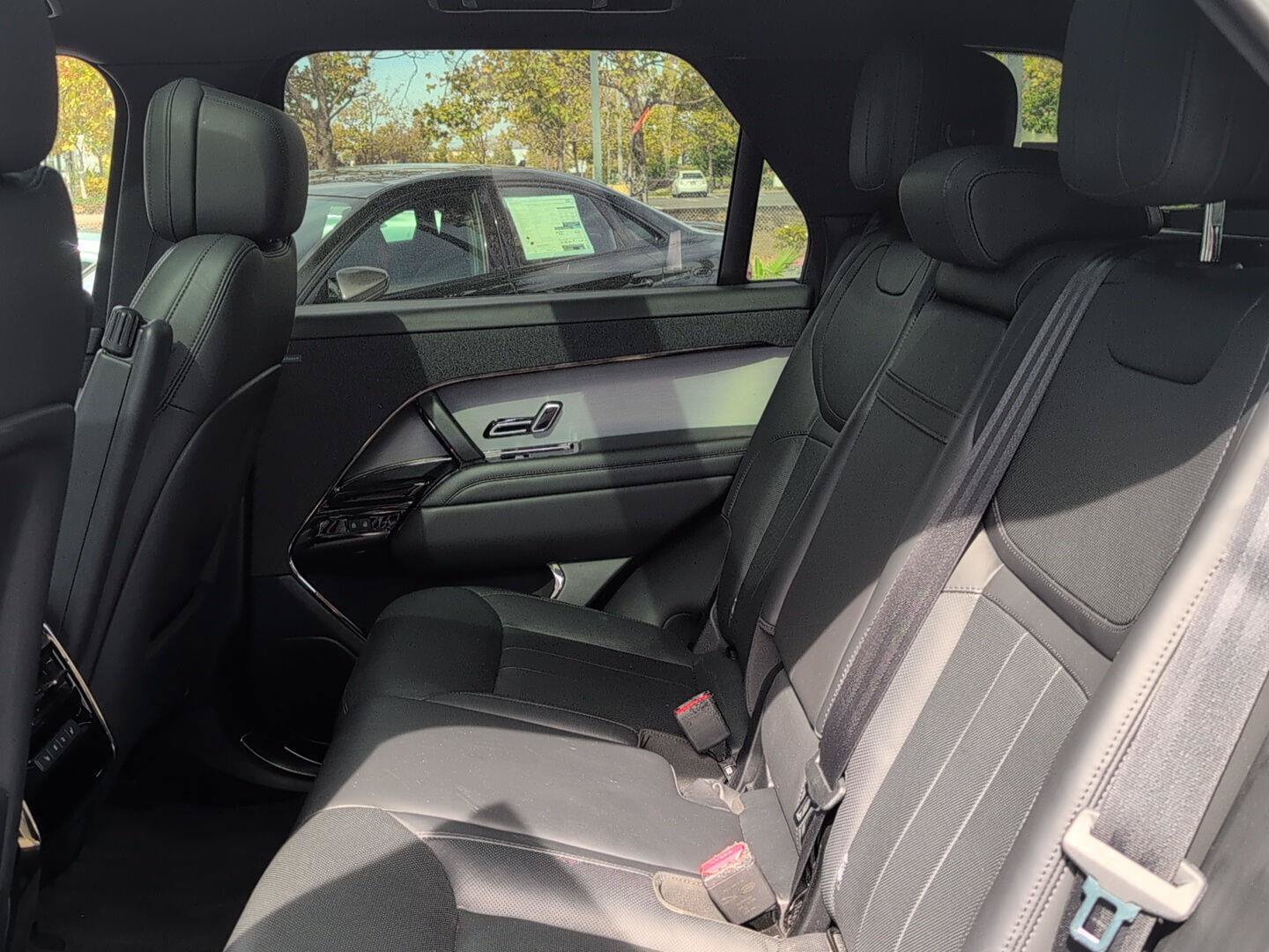 Used 2025 Land Rover Range Rover Sport SE AWD/4WD image 15