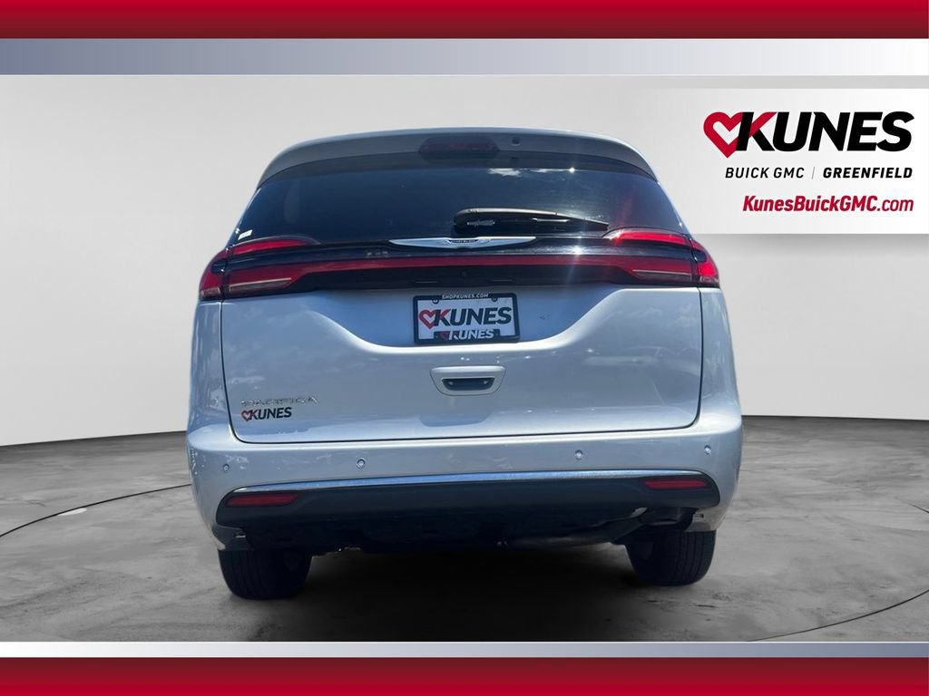 Used 2024 Chrysler Pacifica Touring-L FWD image 8