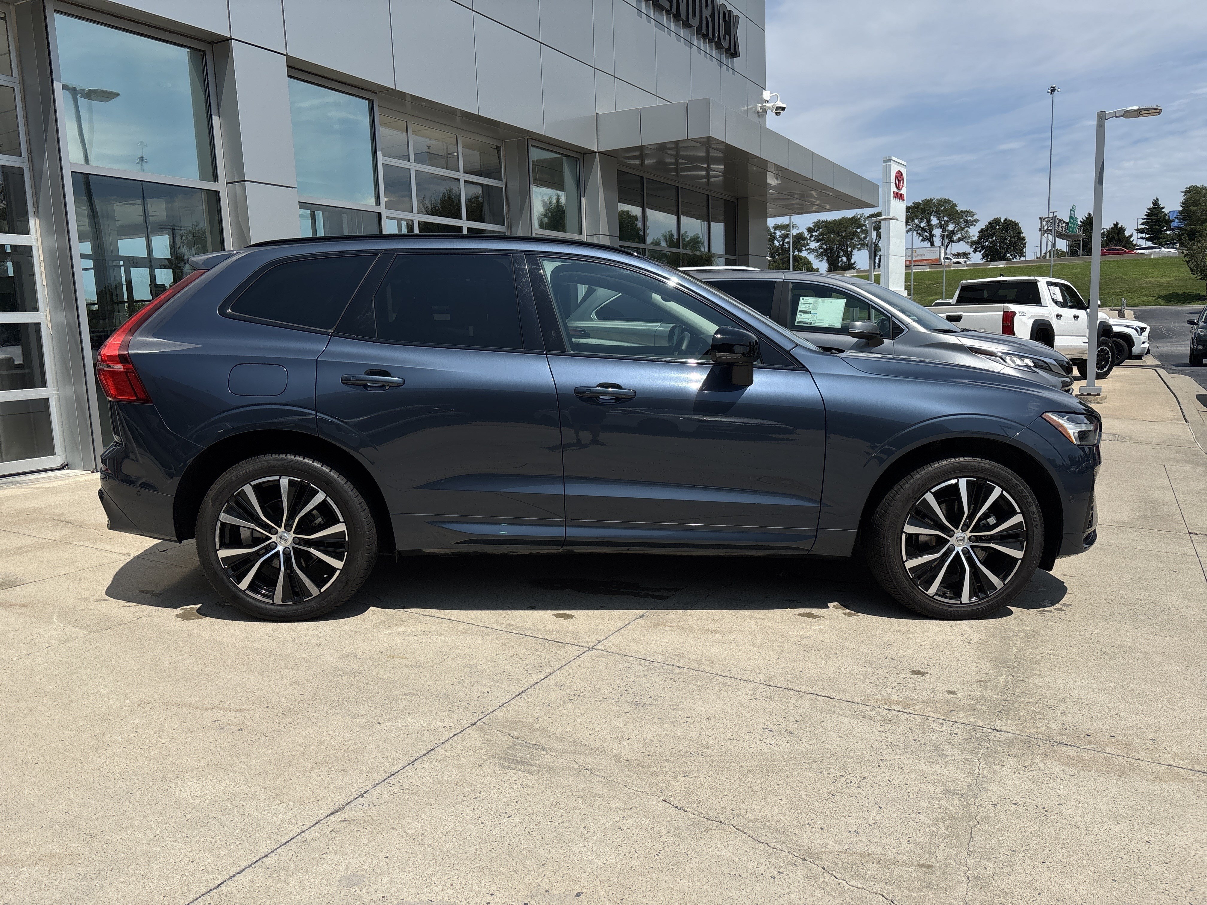 Used 2024 Volvo XC60 B5 Plus AWD/4WD image 10