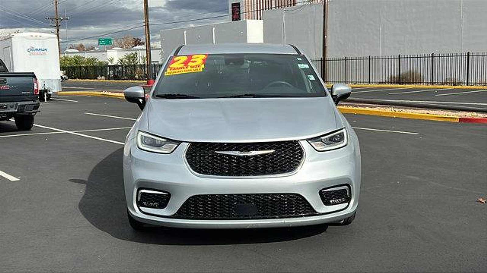 Used 2023 Chrysler Pacifica Touring image 2