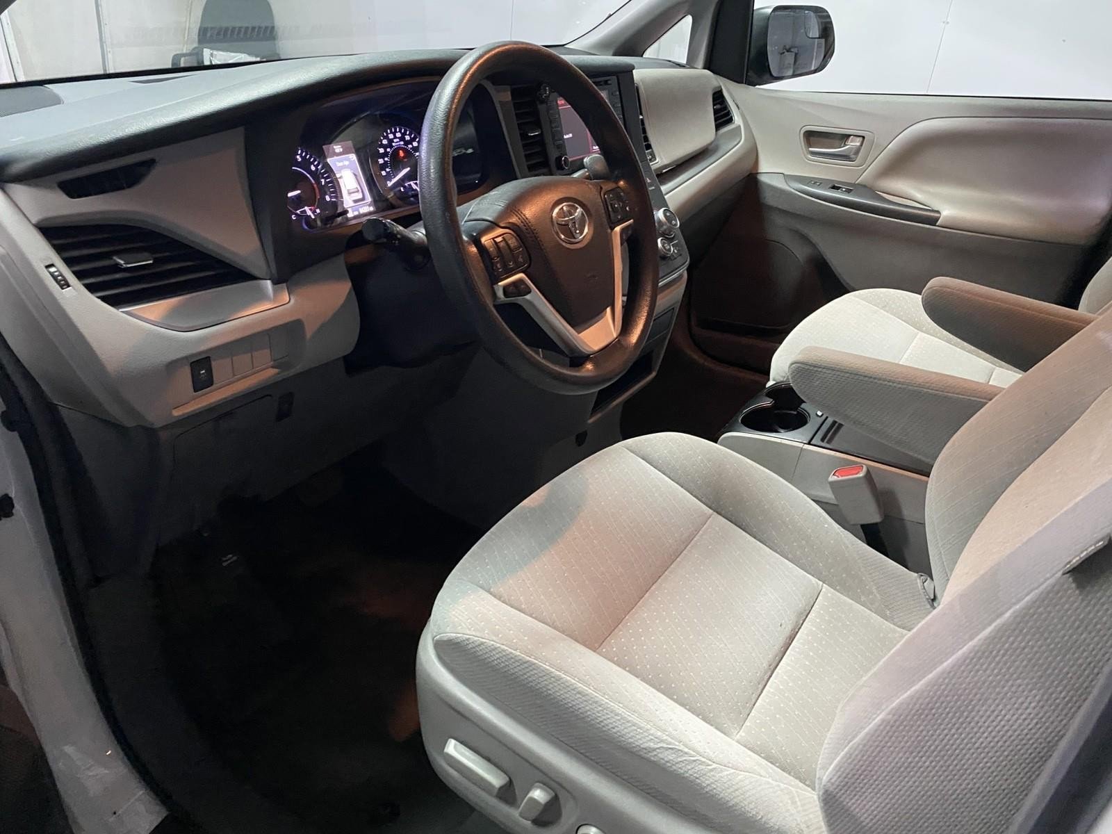 Used 2018 Toyota Sienna LE w/ Carpet Mat Package image 21