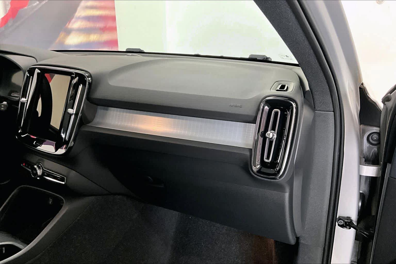 Used 2025 Volvo XC40 B5 Core AWD/4WD image 21