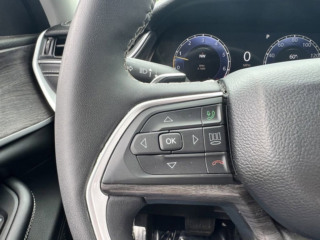 Used 2023 Jeep Grand Cherokee Limited AWD/4WD image 15