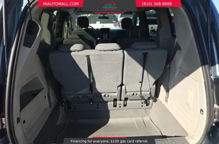 Used 2009 Chrysler Town & Country Touring FWD image 10
