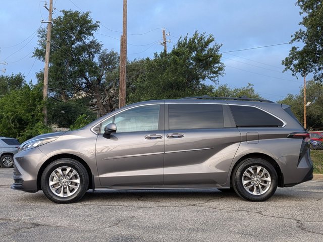 Used 2024 Toyota Sienna LE FWD image 9