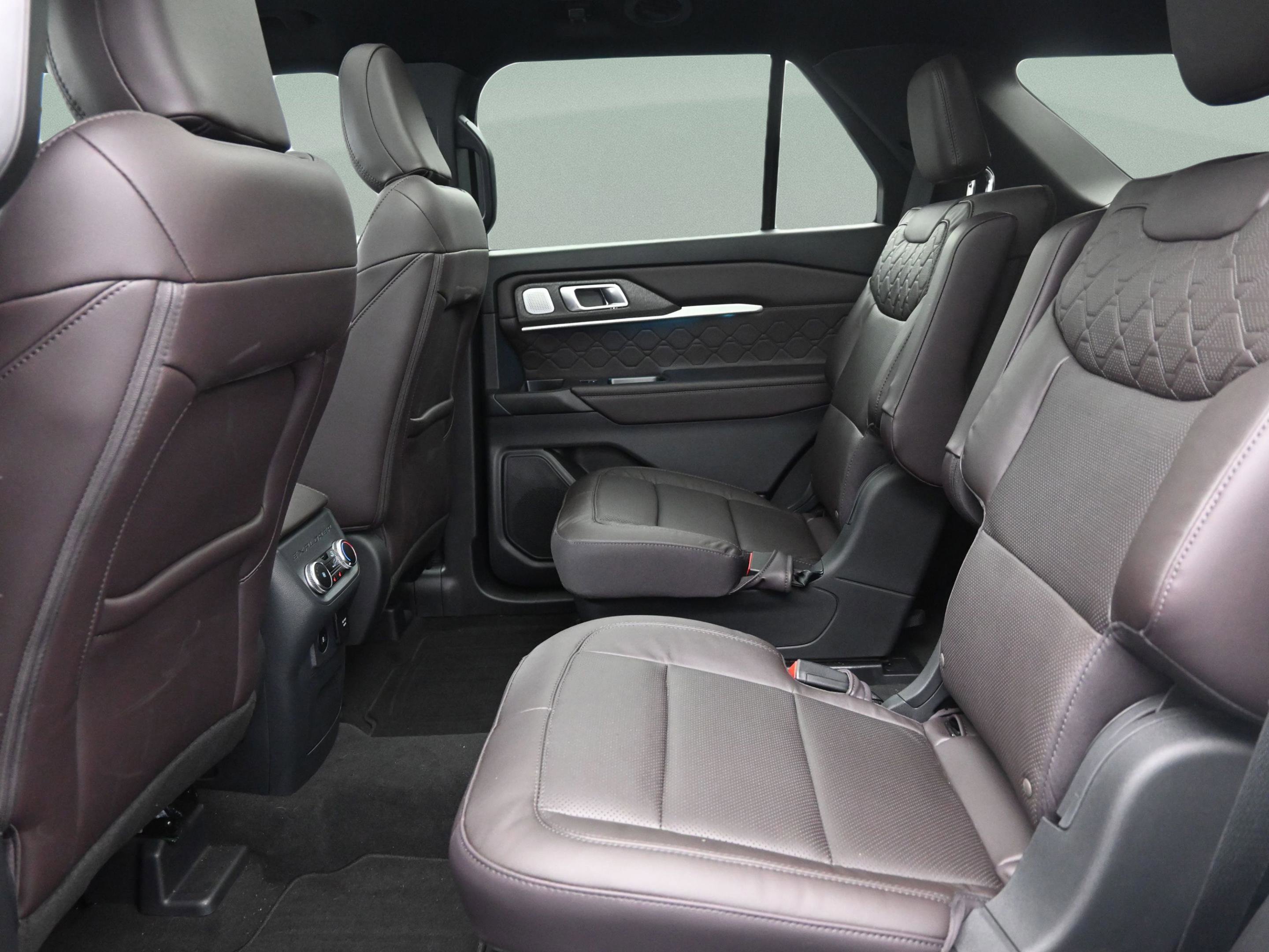 Used 2025 Ford Explorer Platinum w/ Ultimate Package image 13