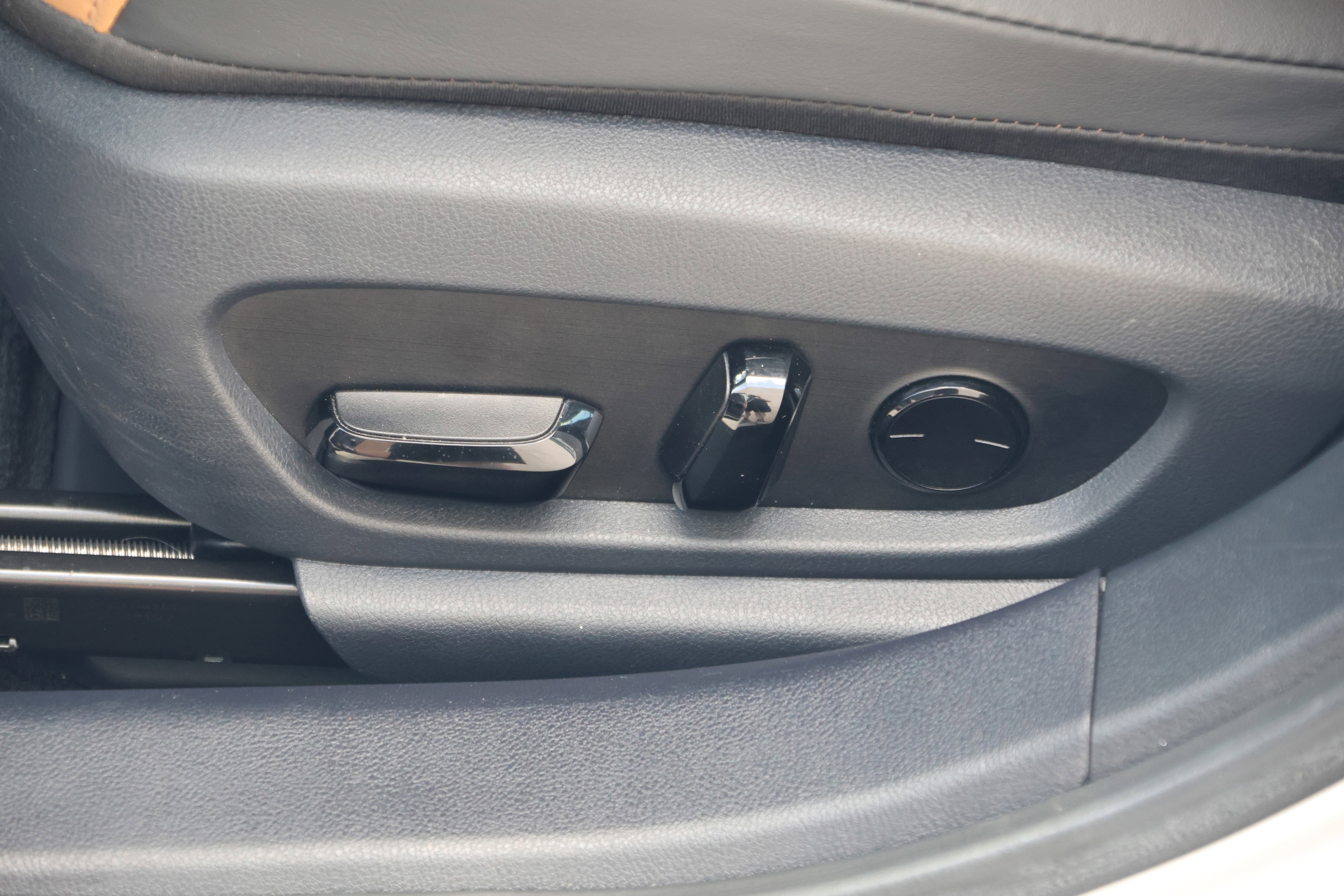 Used 2025 Lexus ES 350 w/ Premium Package image 32