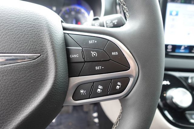 Used 2024 Chrysler Pacifica Touring-L image 14