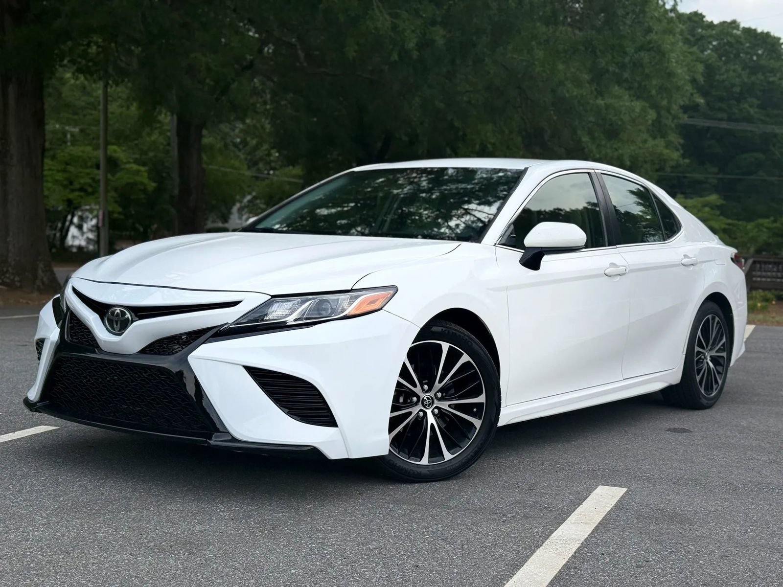 Used 2018 Toyota Camry SE FWD image 2