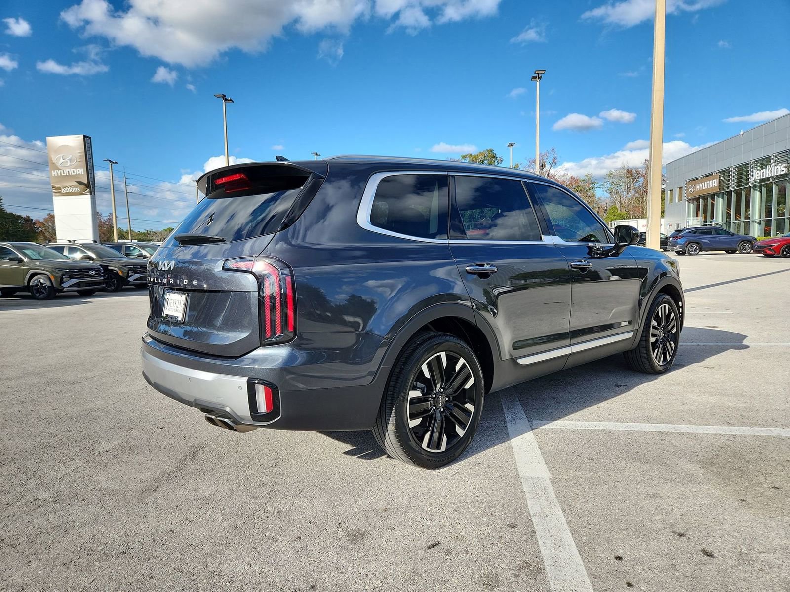 Used 2023 Kia Telluride SX image 3