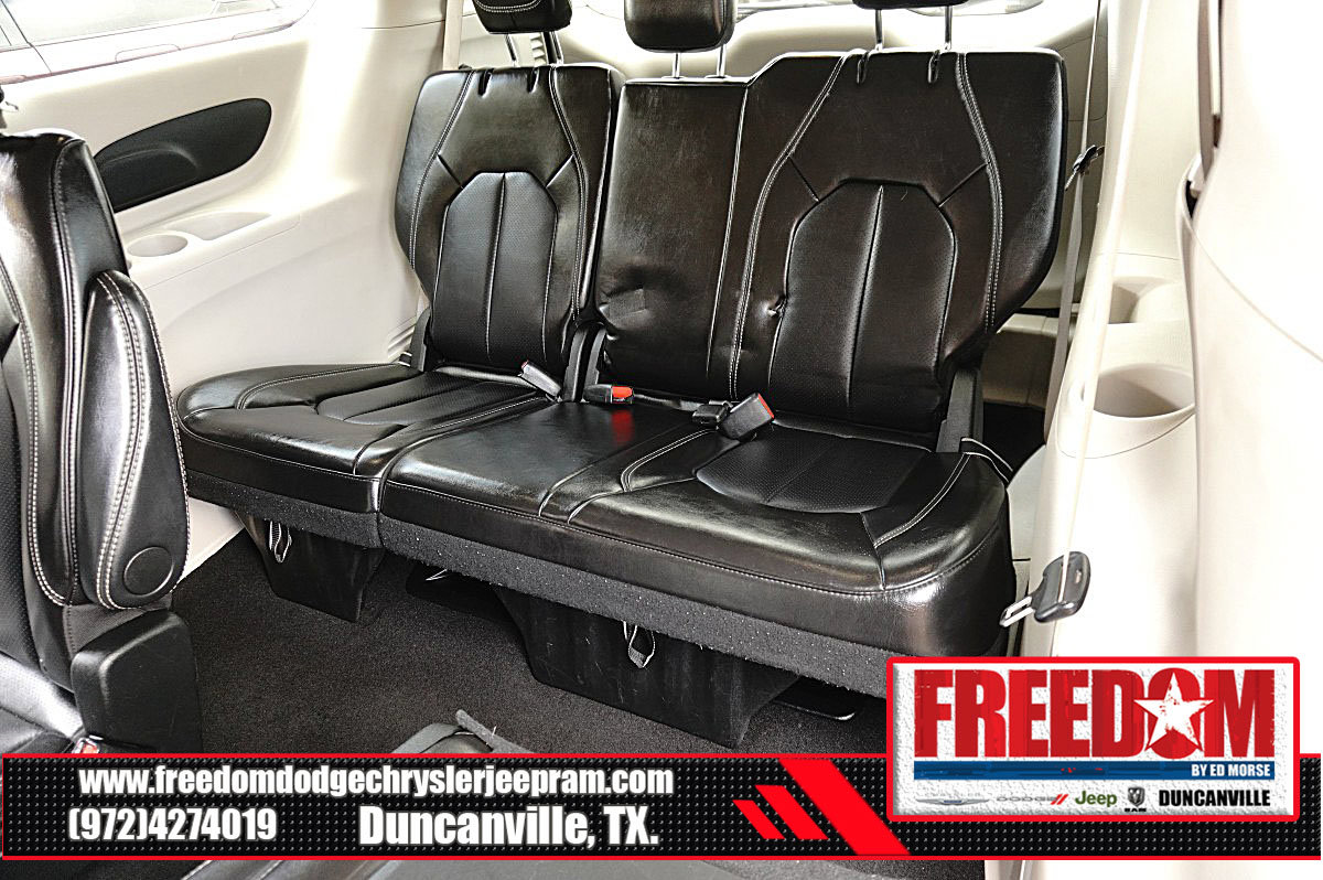 Used 2024 Chrysler Pacifica Touring-L FWD image 15