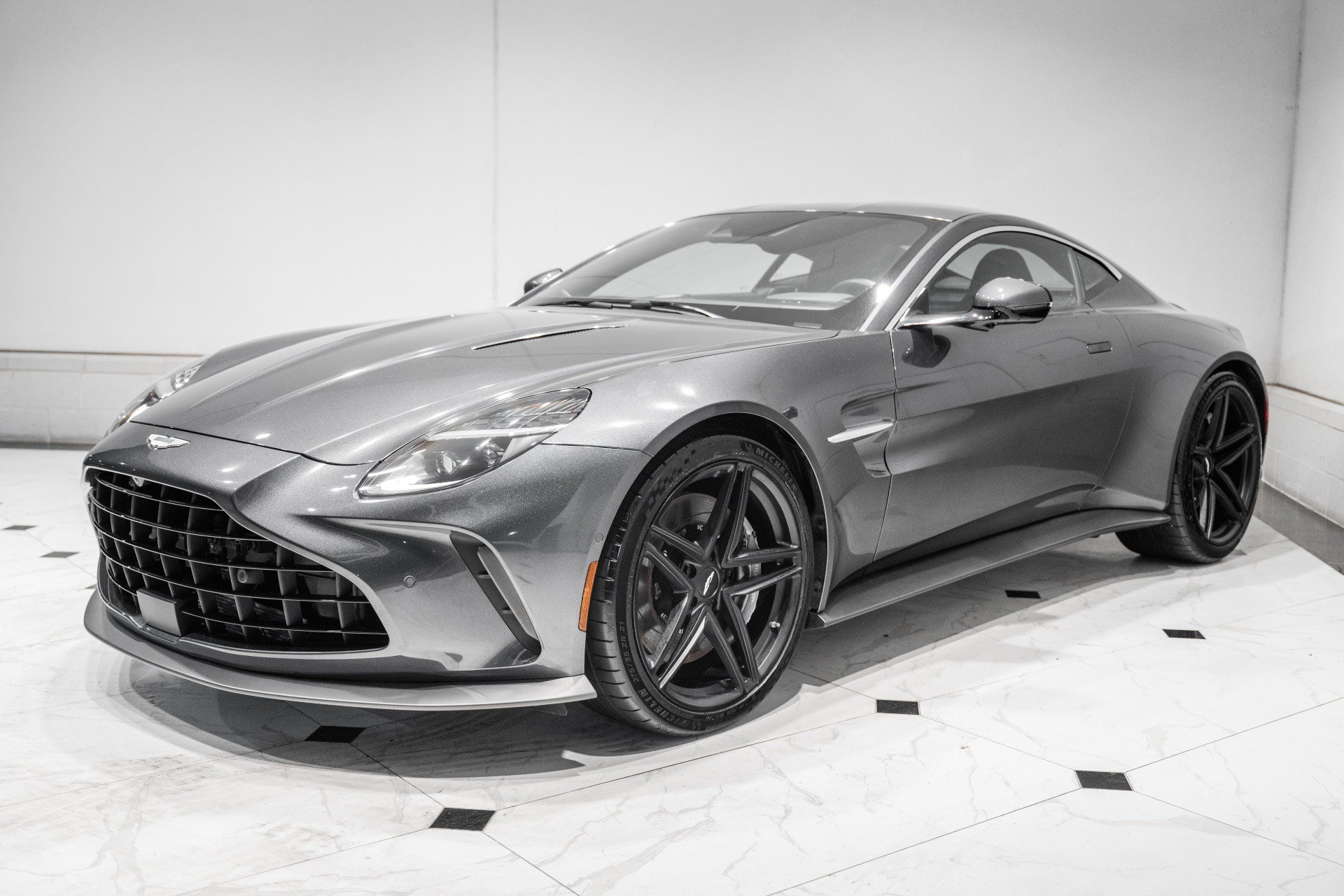 Used 2025 Aston Martin V8 Vantage Coupe RWD image 37
